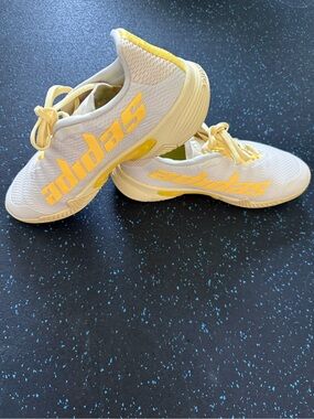 Free Shipping!! Adidas pickleball/tennis shoe in Yellow and White Men's